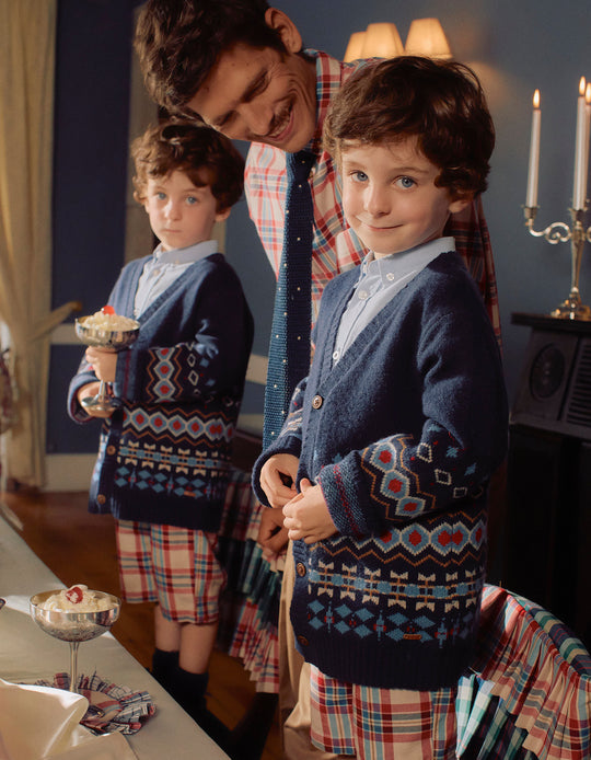 سترة محبوكة باللون الأزرق الياقوتي