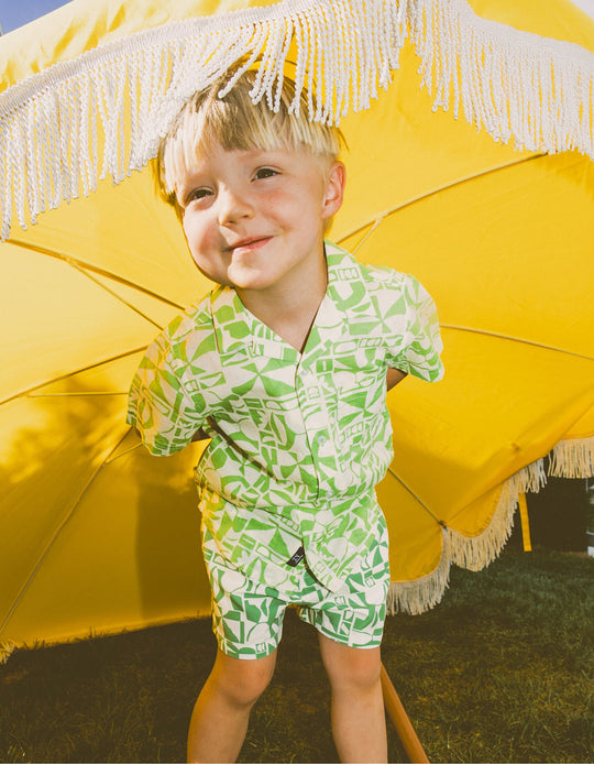 قميص نص كم بنقشة للأولاد، أخضر/أبيض