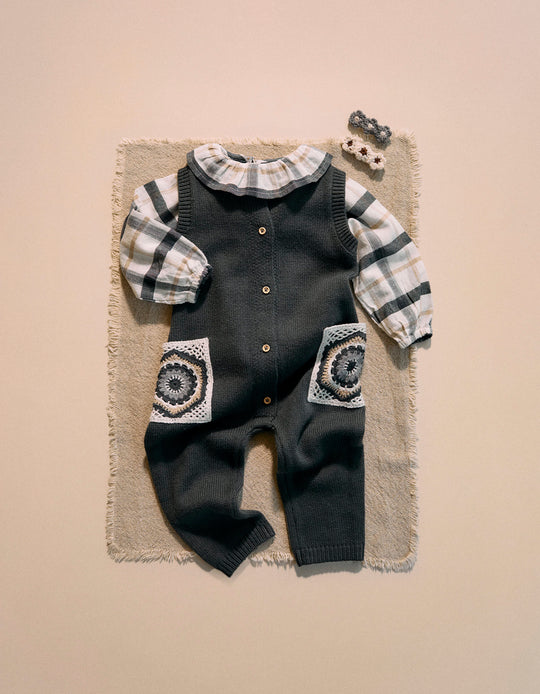 جمبسوت محبوك بتفاصيل كروشيه للمواليد البنات، رمادي